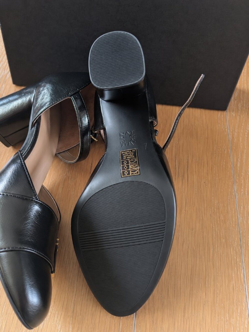 Naturalizer Lavish Black Mary Jane Block Heel Pumps Gold Detail Wide Width 9.5W - Picture 4 of 8
